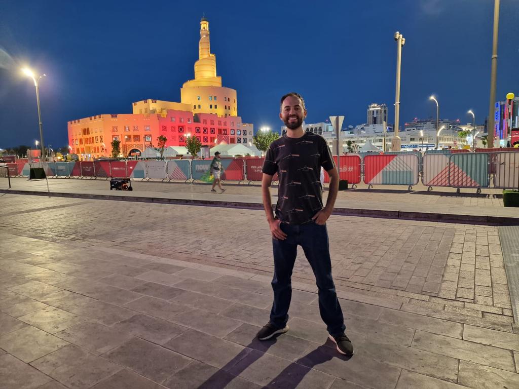 Alejandro Ramírez en Doha con la playera que fue obligado a tapar en el Estadio Lusail