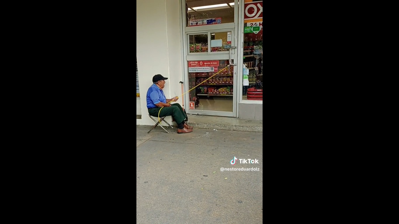 [VÍDEO] Abuelito se gana la vida afuera de un OXXO