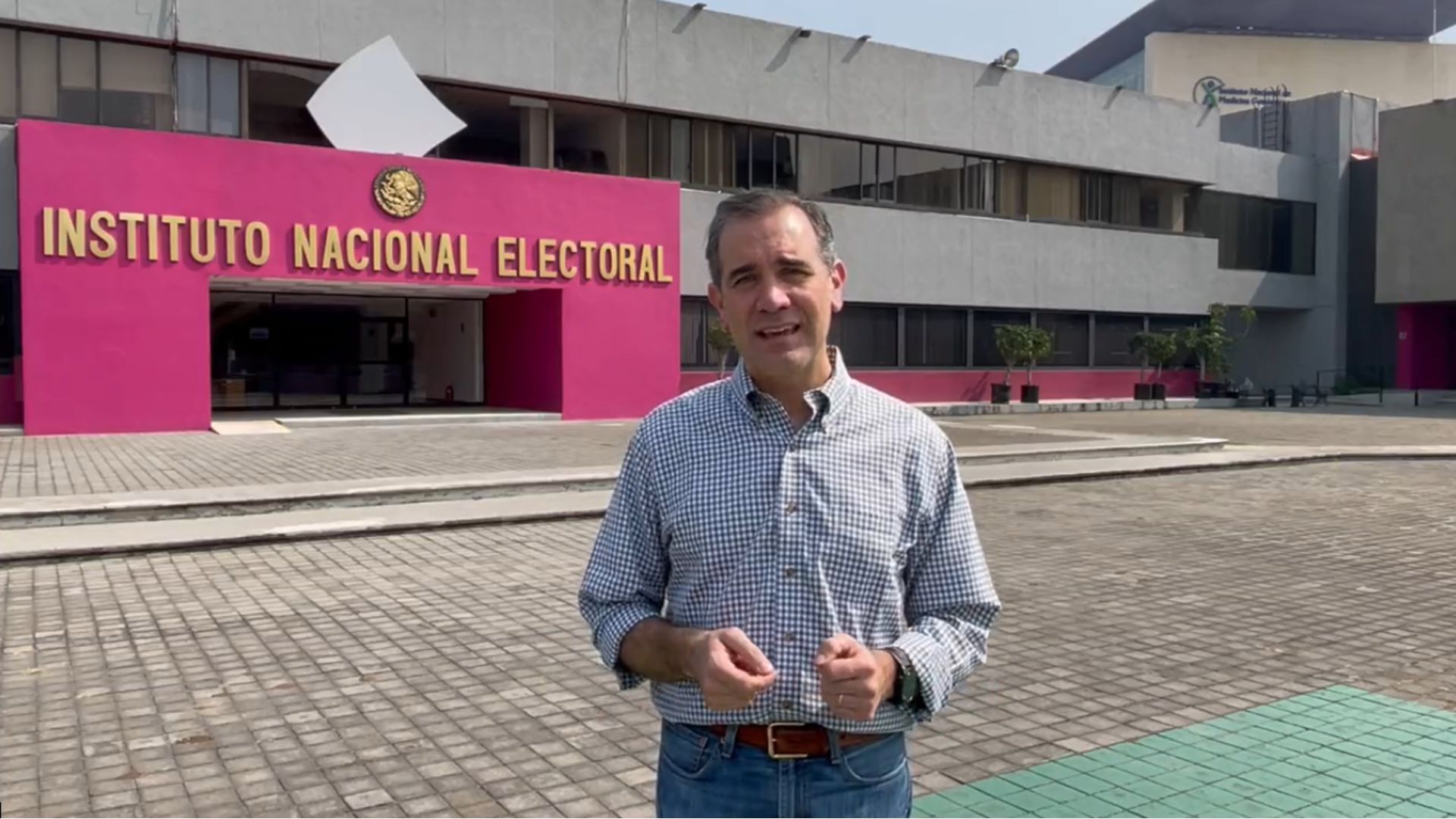 Líder del INE niega viaje al extranjero ante la marcha en contra de la Reforma Electoral