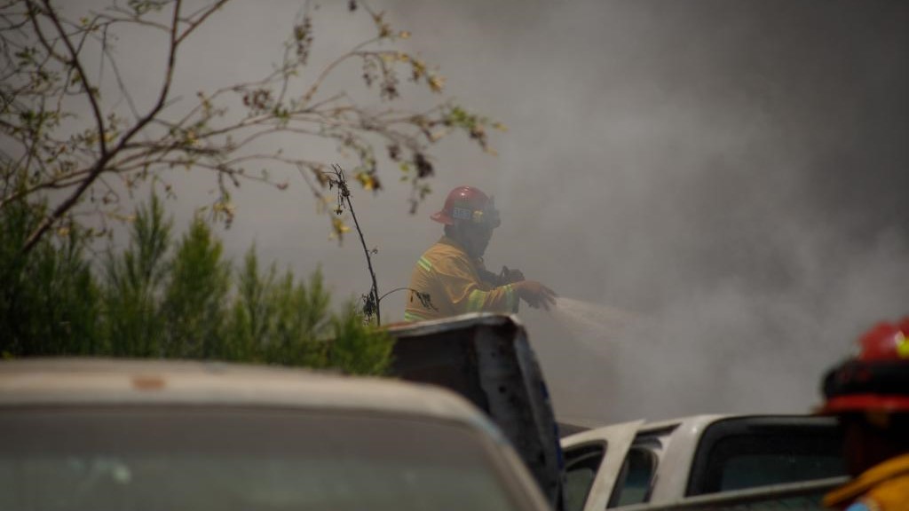 (GALERÌA Y VIDEO) Incendian patrullas en yonke de Otay