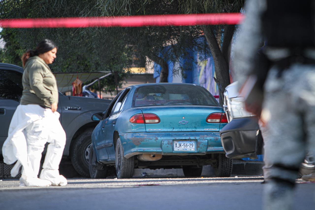 Abandonan vehículo con un cuerpo en su interior en pleno sobre ruedas