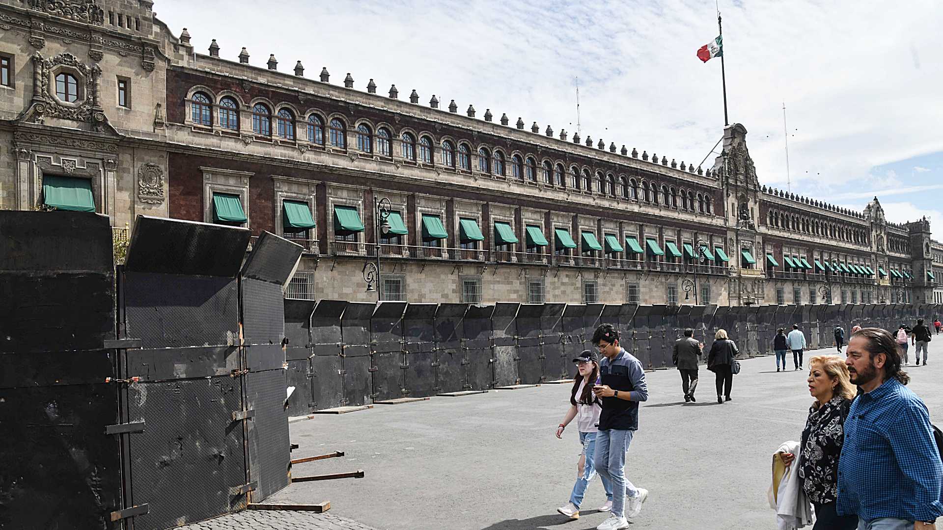 Justifica AMLO refuerzo del Palacio Nacional previo a protesta sobre caso Ayotzinapa