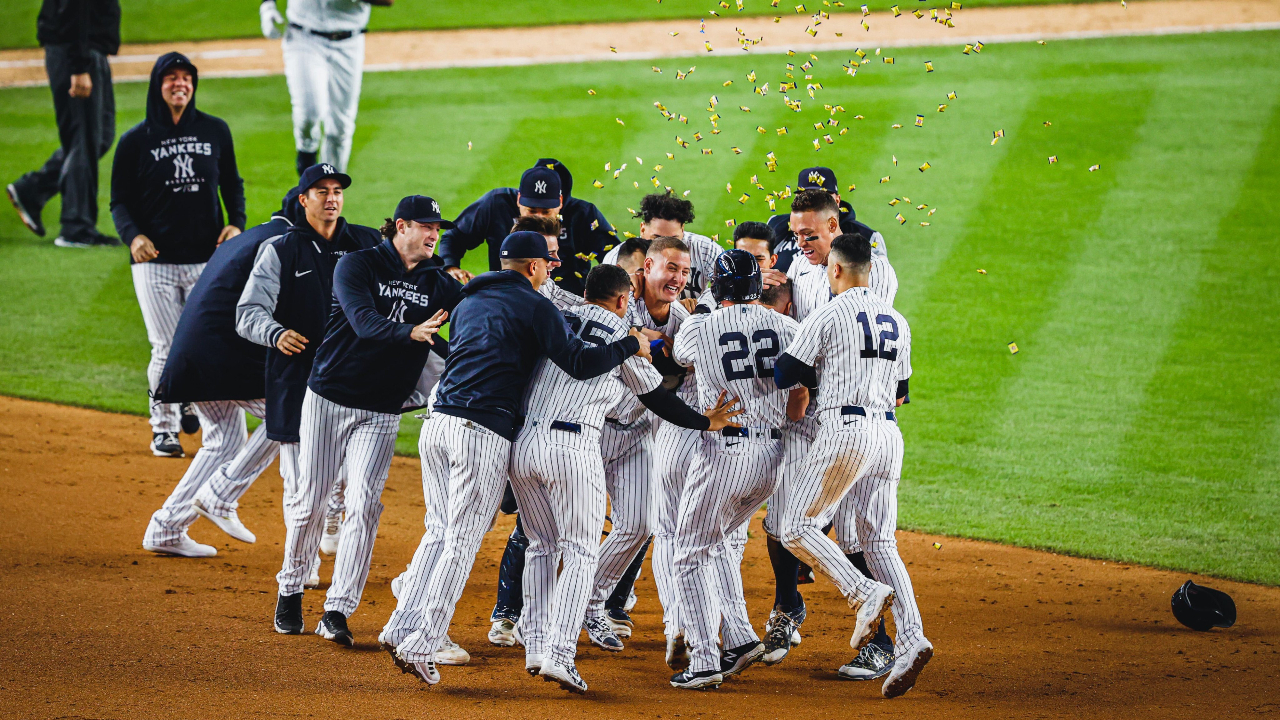 Joshua Donaldson es felicitado por su equipo tras pegar el batazo ganador ante Boston este Jueves. (Foto: Twitter @Yankees)