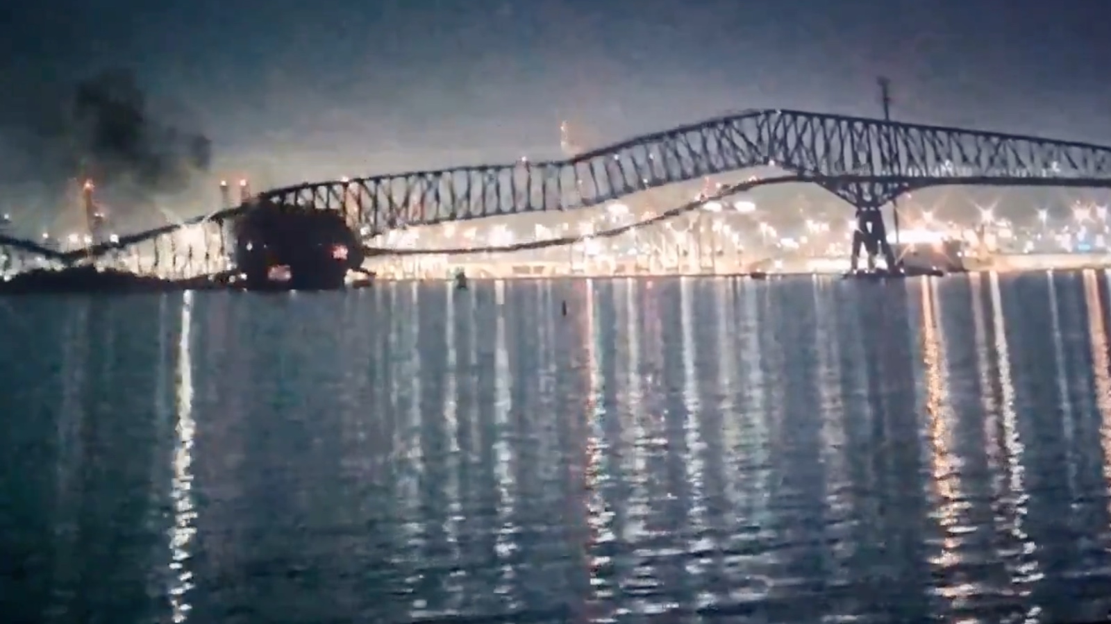 [VIDEO] Collapse of the "Francis Scott Key Bridge" after a cargo ship collision in Baltimore