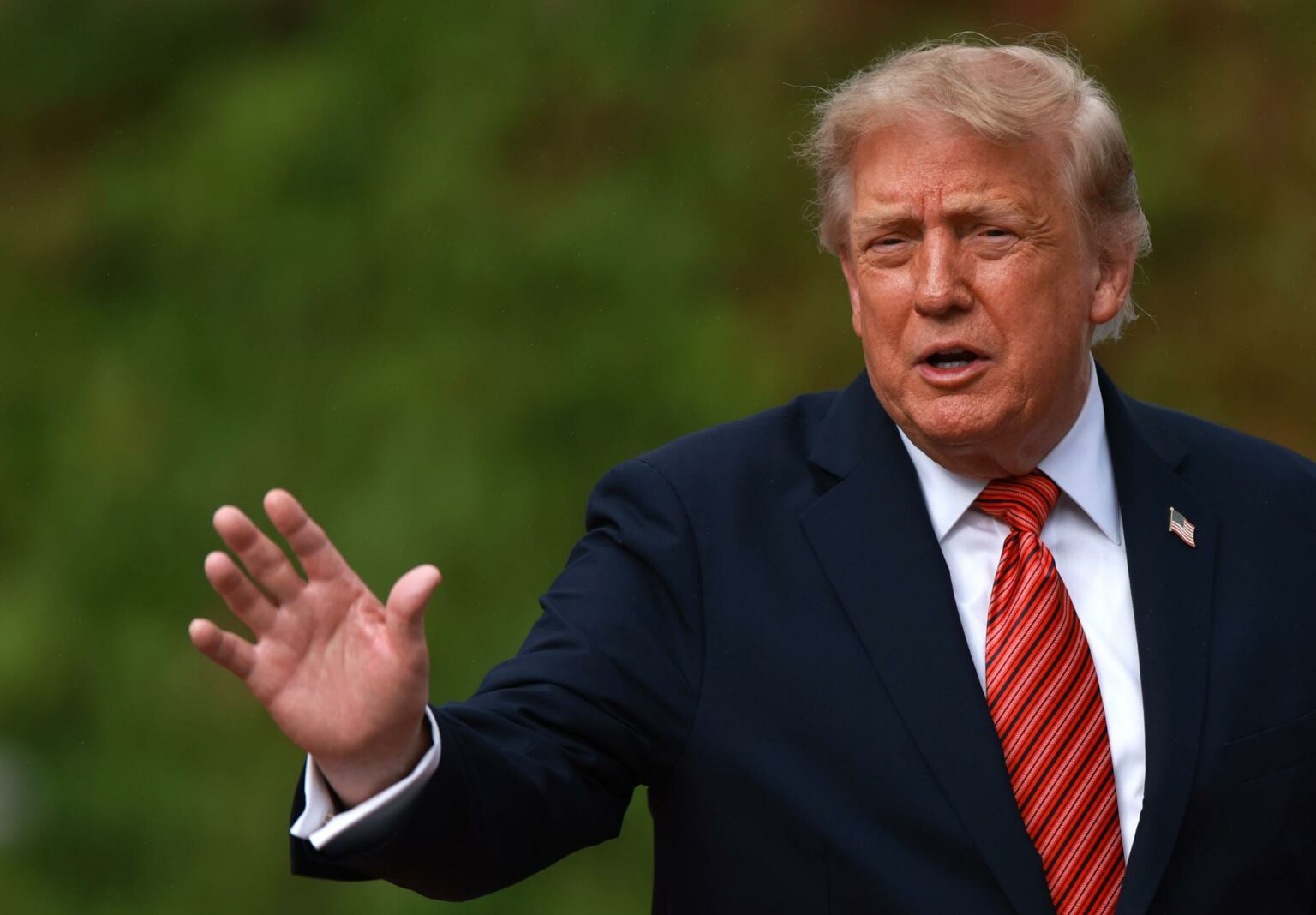 Trump anticipa un acuerdo con Cuba y descarta, por ahora, una intervención militar
