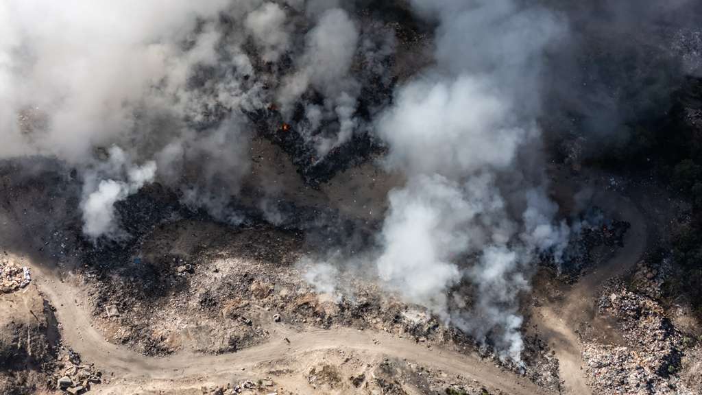 TIJUANA: Otra vez arde basurero clandestino en Salvatierra