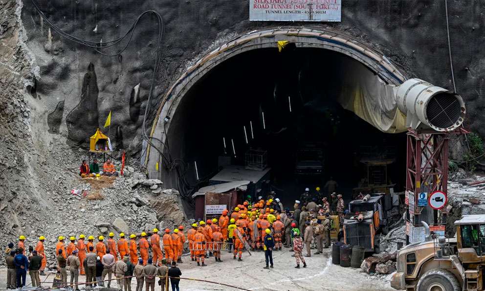 Rescatan a 41 trabajadores atrapados: India