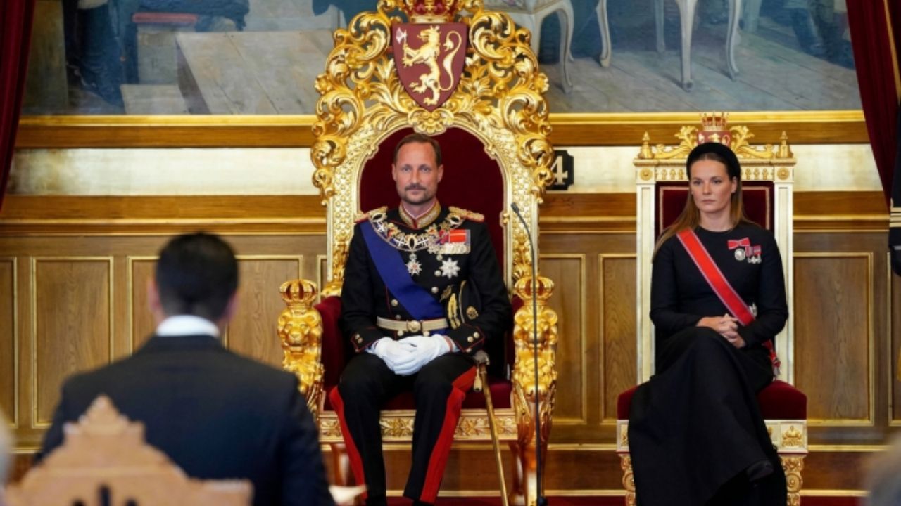 Haakon VIII asume el trono de Noruega