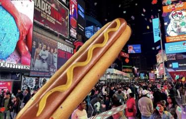 Critica el capitalismo escultura gigante de hot dog en Times Square