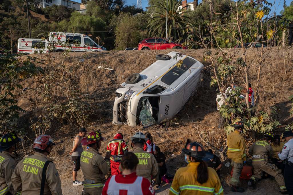Vuelca taxi de ruta y cae a barranco en Tijuana; hay ocho lesionados