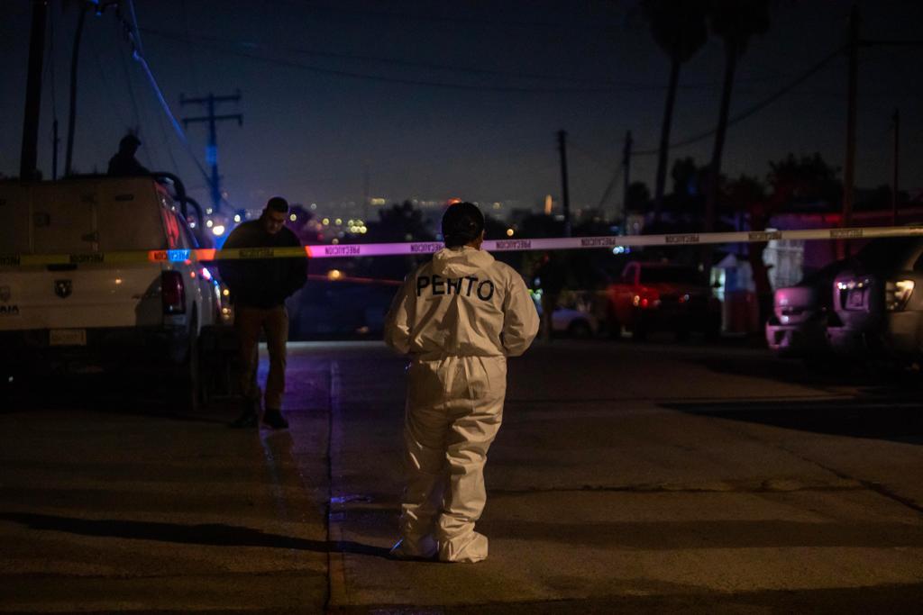 [GALERÍA] Asesinan a un hombre en una cuartería y le prenden fuego