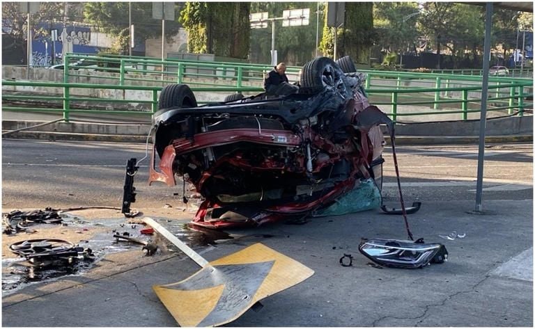 Sale pareja proyectada de automóvil tras accidente: CDMX