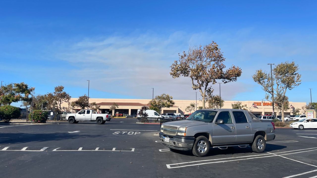 Incendio en San Diego provoca evacuaciones y cierre de calles