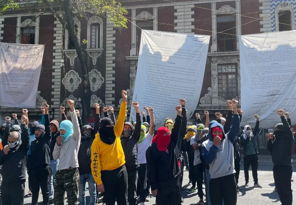 Lanzan normalistas cohetes contra el Palacio Nacional