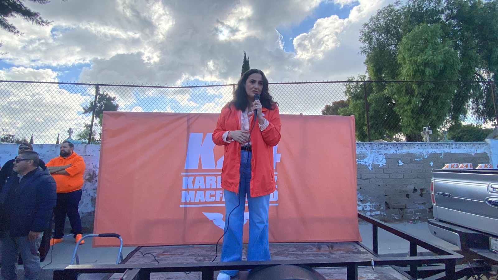 Inicia Karla Ruiz McFarland campaña naranja en colonia Castillo