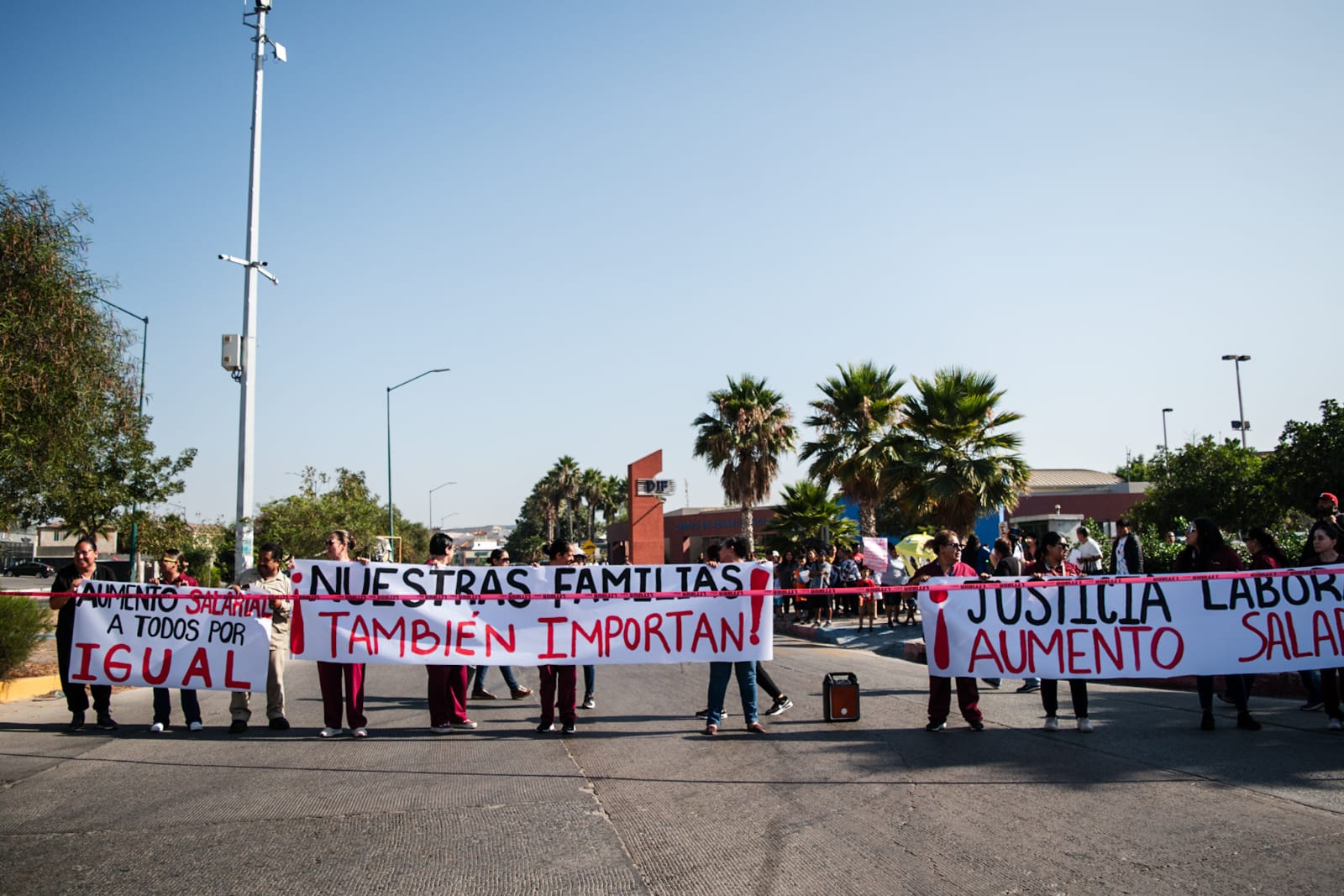 Se manifiestan trabajadores del CRI por falta de aumentos salariales