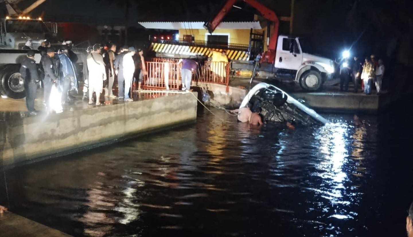 Mueren 7 jóvenes tras caer su auto en un río: Coatzacoalcos, Veracruz