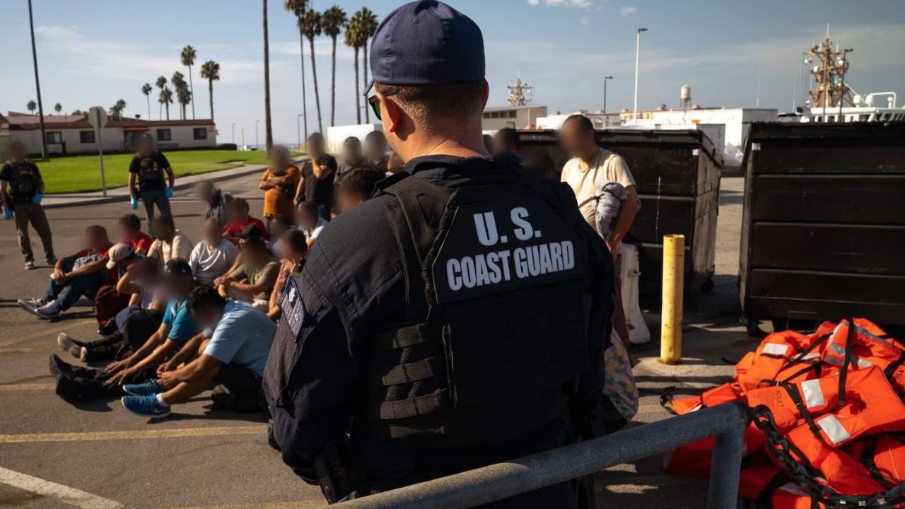 Rescatan a 37 migrantes tras quedar a la deriva frente a California
