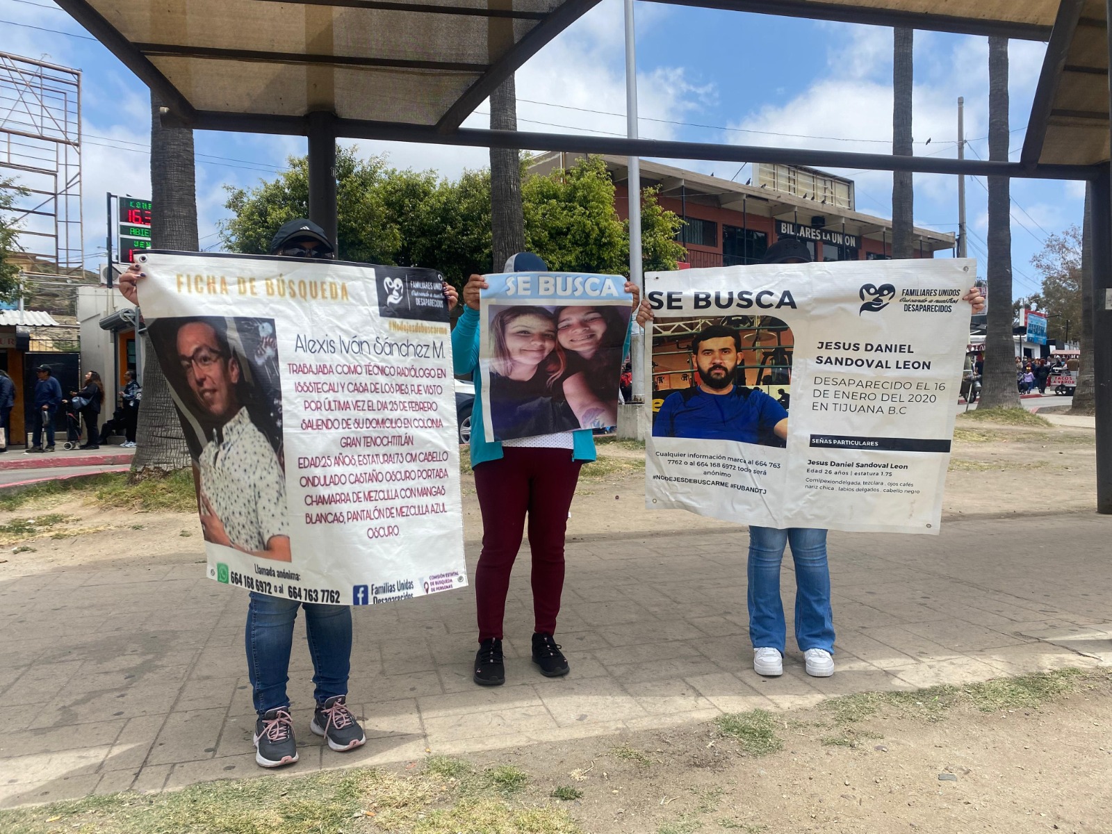 Toman la garita de San Ysidro para protestar por sus desaparecidos