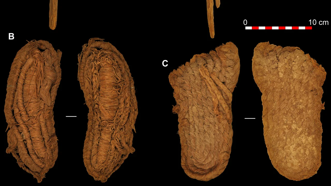 Fotos de las sandalias encontradas en la cueva IFOTO: Recuperada del estudio de Sevilla y Martínez