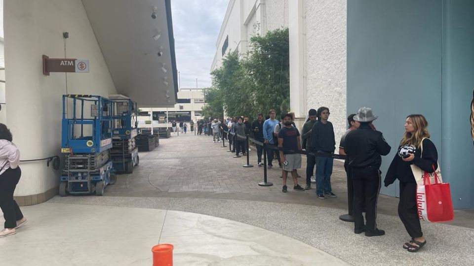 ¡Euforia por el iphone 15! Así la fila en San Diego