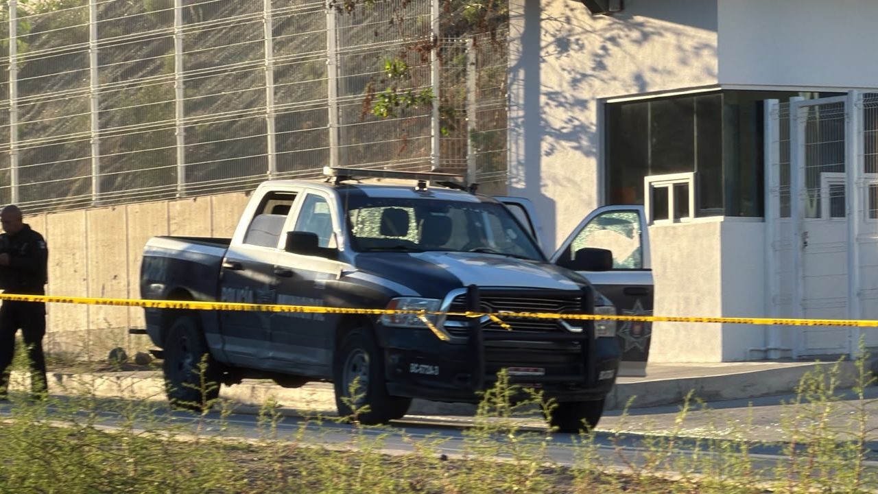 TIJUANA: Balean a policía municipal frente a Plaza Pacífico; lo trasladan a la Cruz Roja