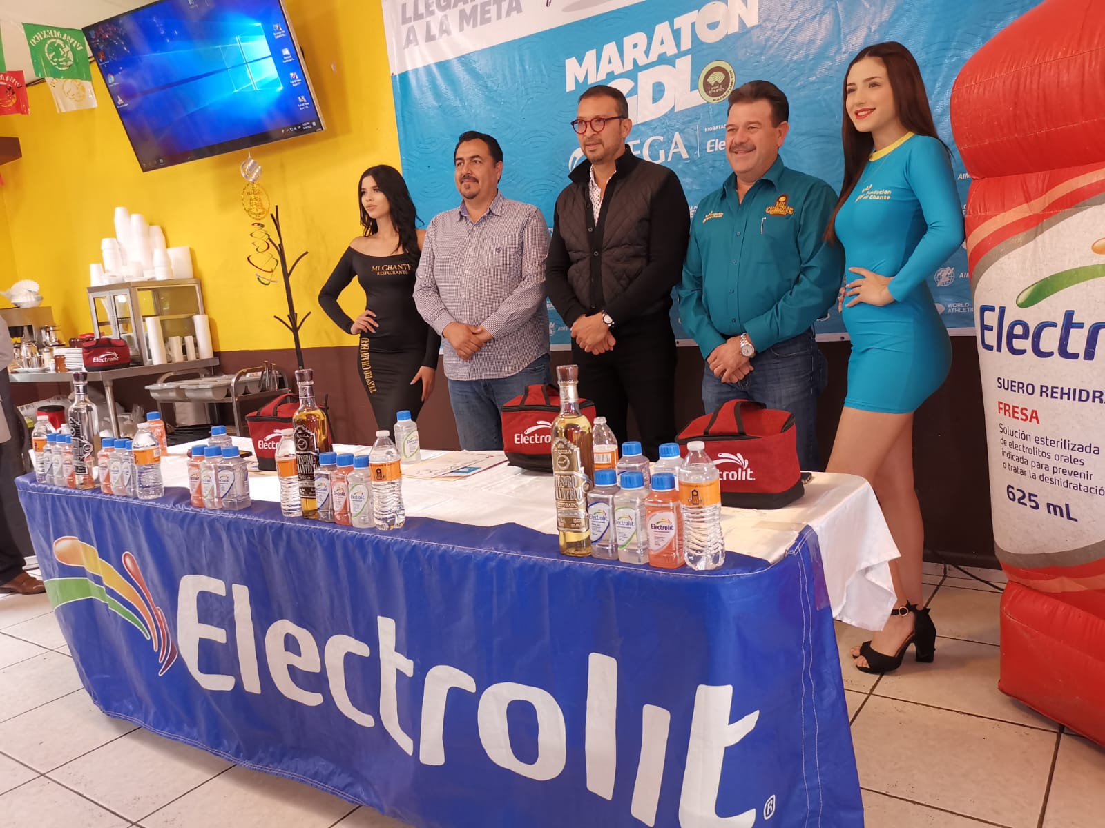 Presentan en Tijuana medalla y playera del Maratón de Guadalajara 2022