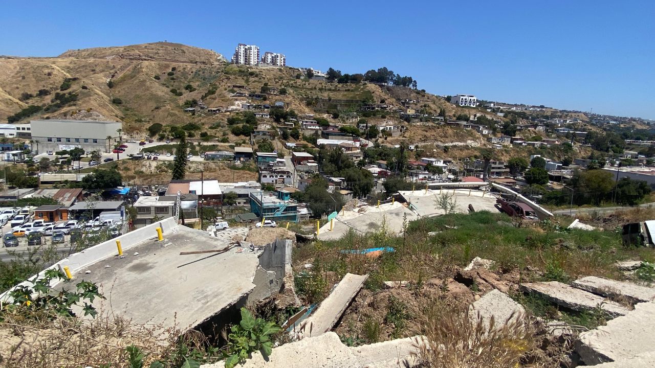 Inician trabajos de recolección de escombros por el derrumbe en la Sierra