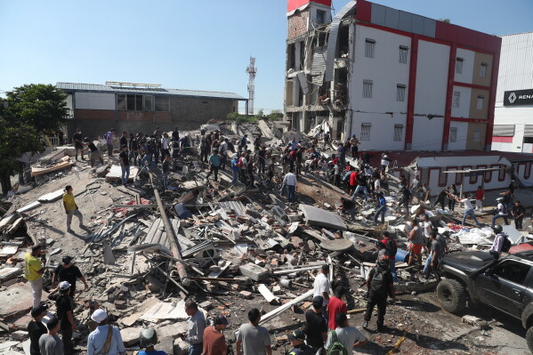 Sismo de 7.4 sacude Colombia y deja al menos 47 muertos