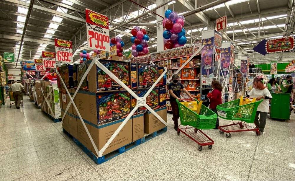 La policía local detuvo al niño por estar abriendo Hot Wheels de su empaque; sus papás le dijeron a los policías que se lo llevarán, ya que ellos no tenían para pagar los carritos que sacó