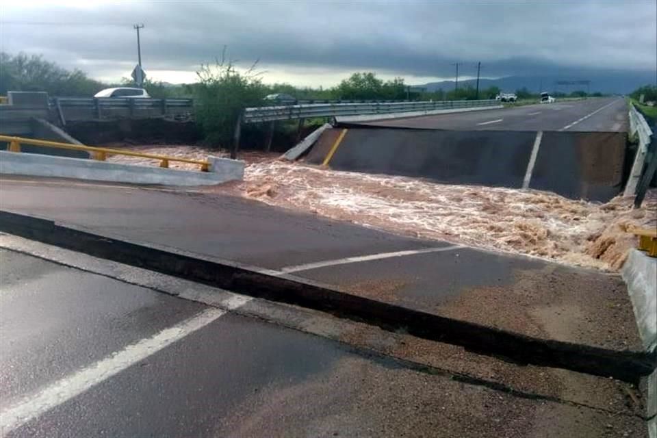 Cierran carreteras por inundaciones en Sonora