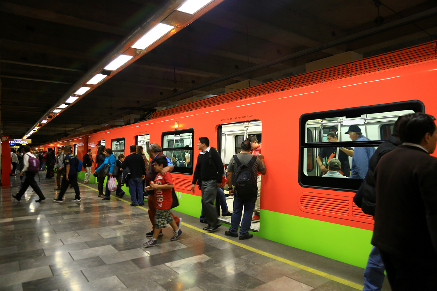 [VÍDEO] Hombre baja a las vías del metro