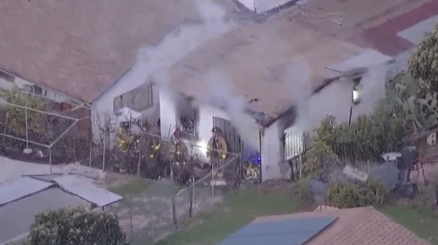 Se Incendia casa con personas dentro en San Diego