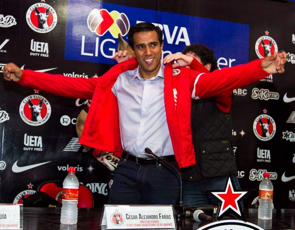 César Farías, ex técnico de Xolos conquista 1er título en la historia de Aucas de Quito