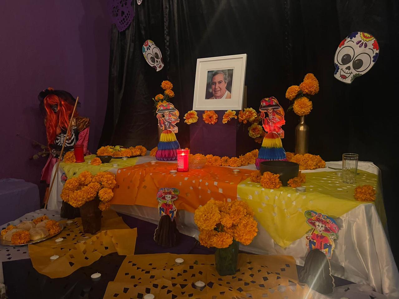 Develan altar de muertos en honor a Carlos Hank