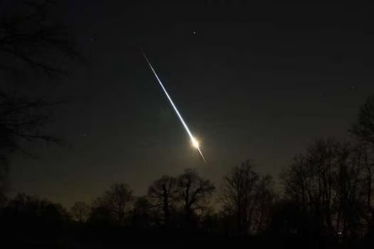 [VÍDEO] Un meteorito cae en Francia e ilumina el cielo