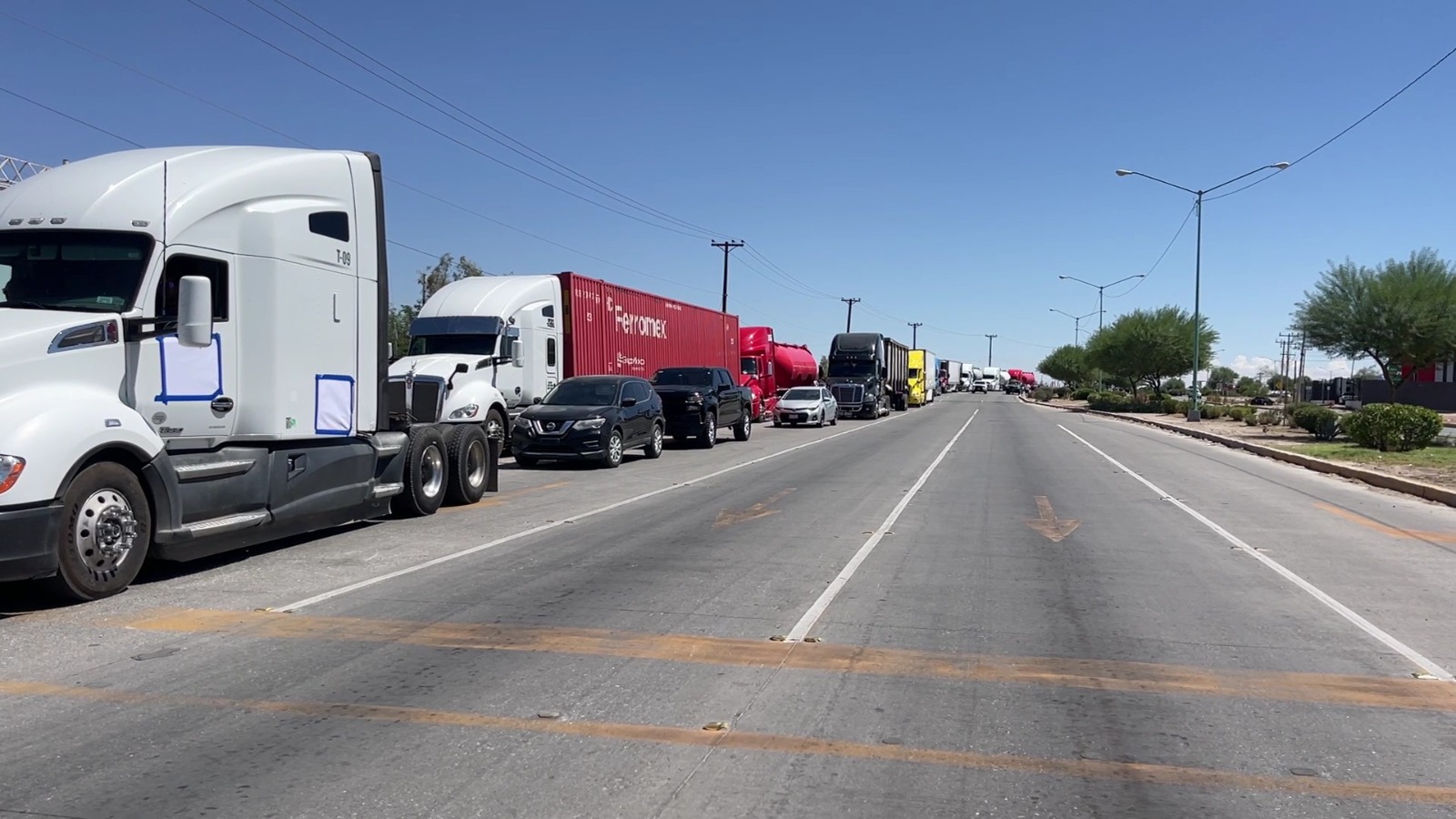 Transportistas bloquean garita comercial de Mexicali; denuncian hostigamiento del ICE