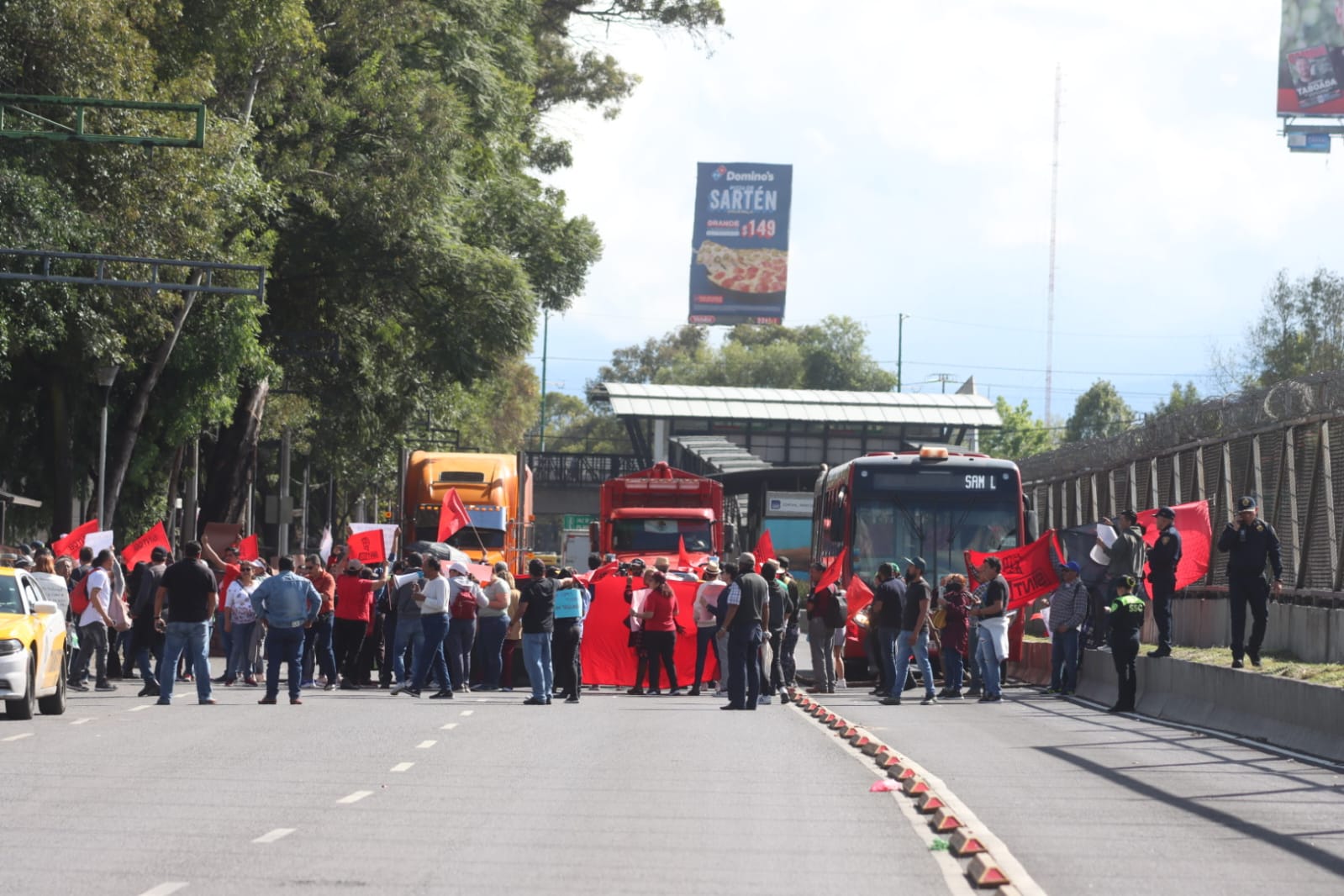 Bloquean vialidades de CDMX protestantes del Colegio de Bachilleres