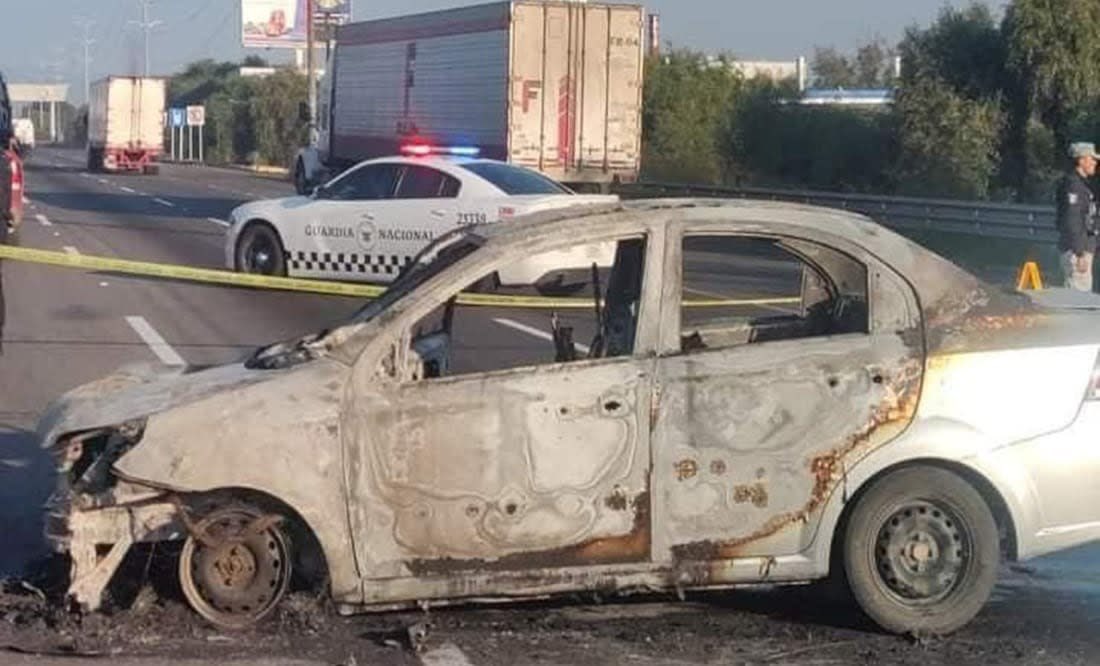 Localizan tres cuerpos calcinados al interior de un auto