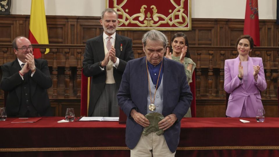 Recibe el Premio Cervantes Rafael Candenas. I FOTO: WEB