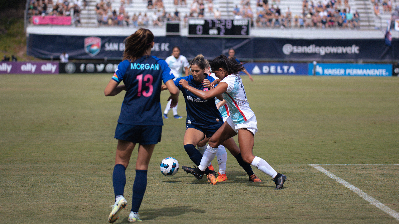 La Méxicoamericana Katie Johnson (centro) tuvo acción vs Kansas City (Foto: Cortesía San Diego Wave FC)