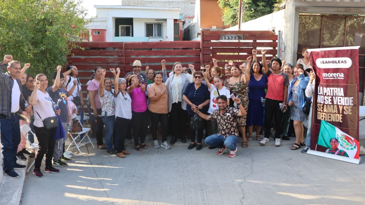Eva Moreno dialoga con vecinos de Loma Bonita durante Asamblea Informativa