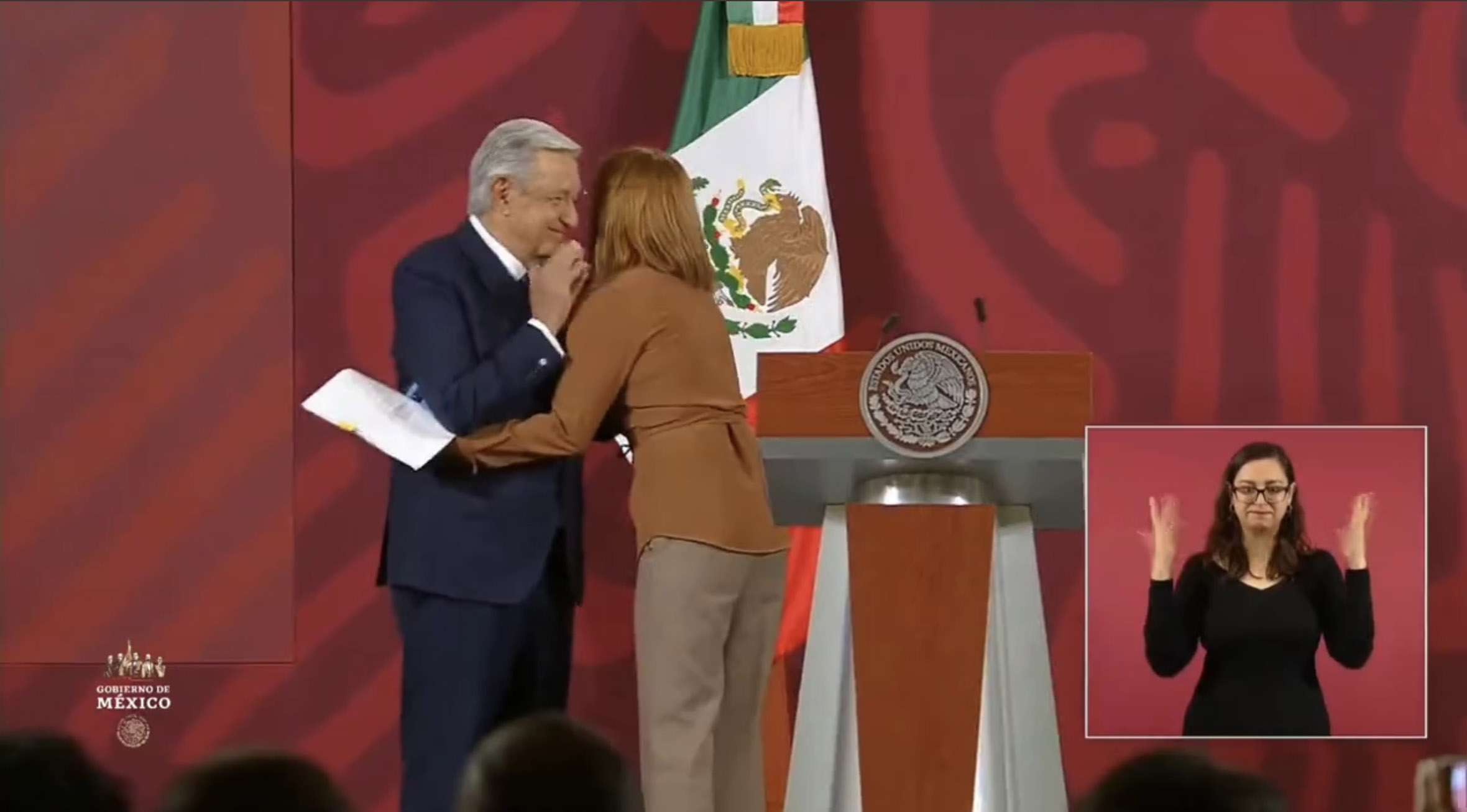 Tatiana Clouthier renuncia a la Secretaría de Economía, AMLO no responde al abrazo.