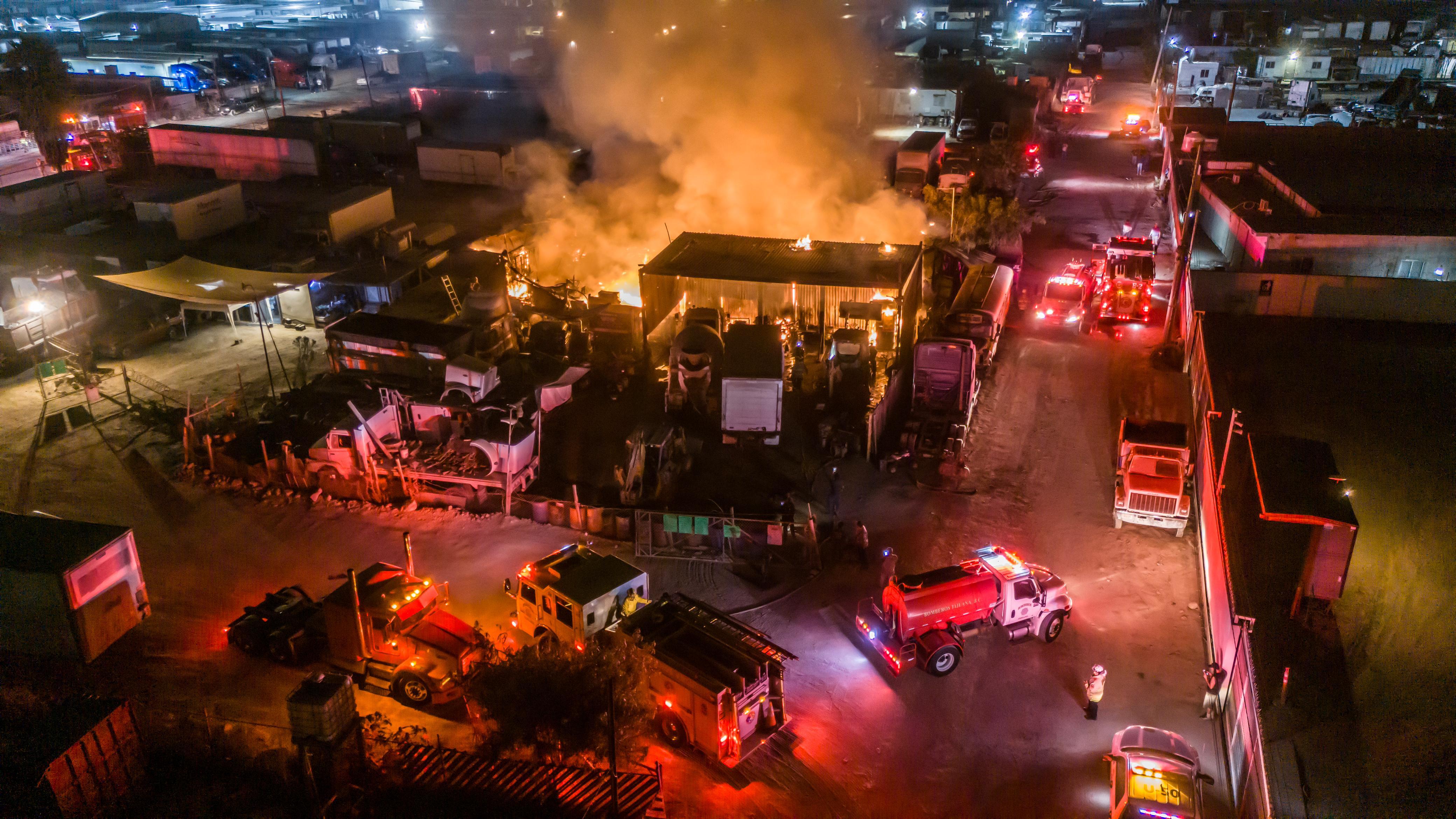 [VIDEO] Se incendia taller mecánico por corto circuito: Tijuana