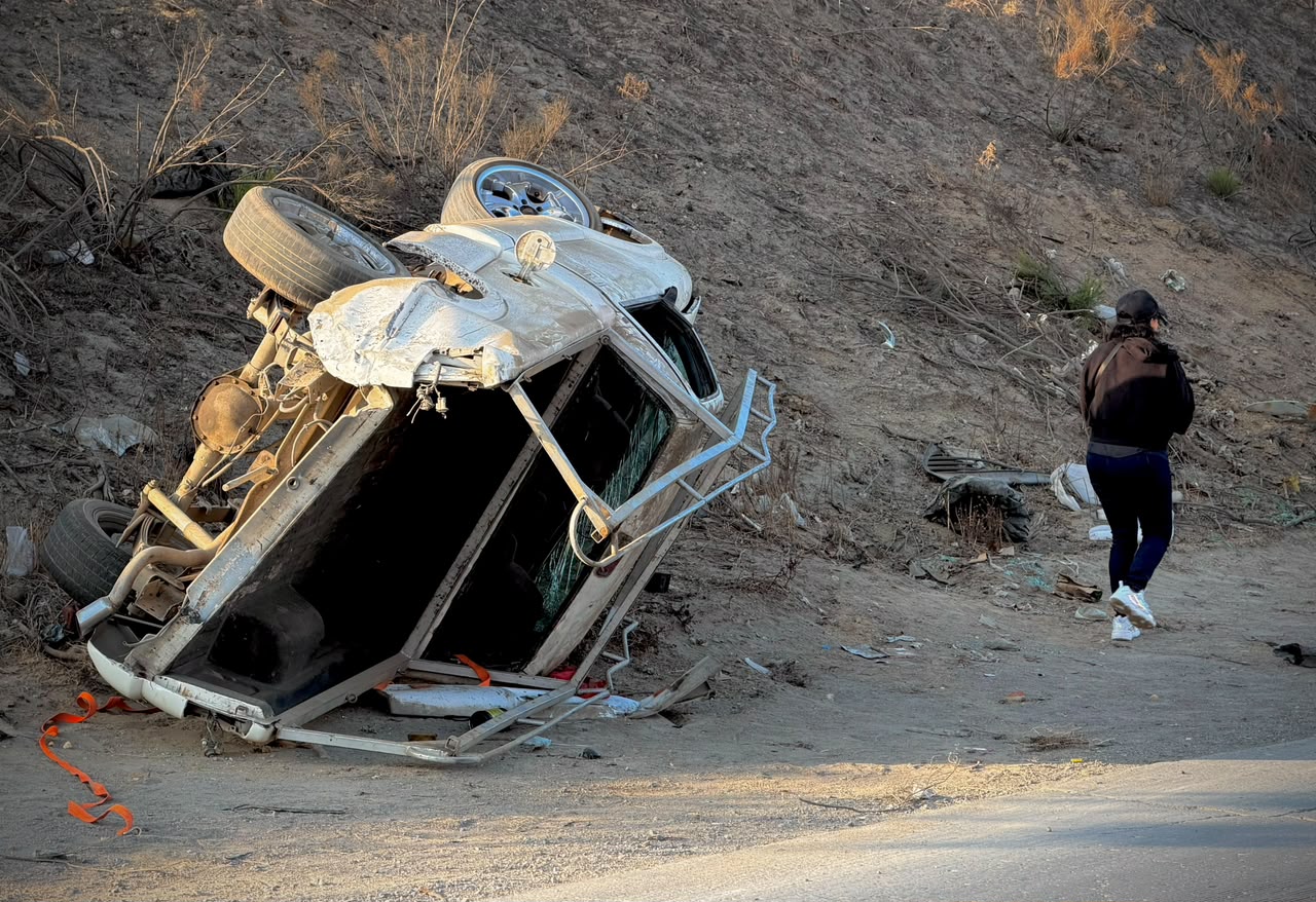 TIJUANA: Camioneta vuelca tras intentar esquivar un bache en el bulevar 2000