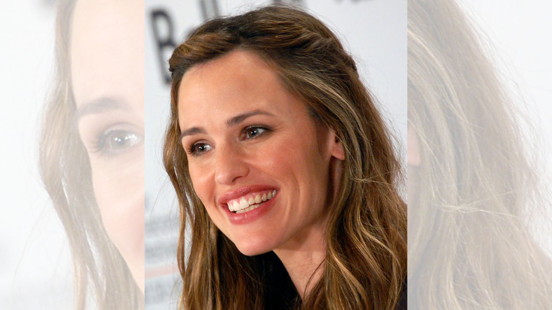 Jennifer Garner gets stuck in an elevator at Comic-Con for over an hour