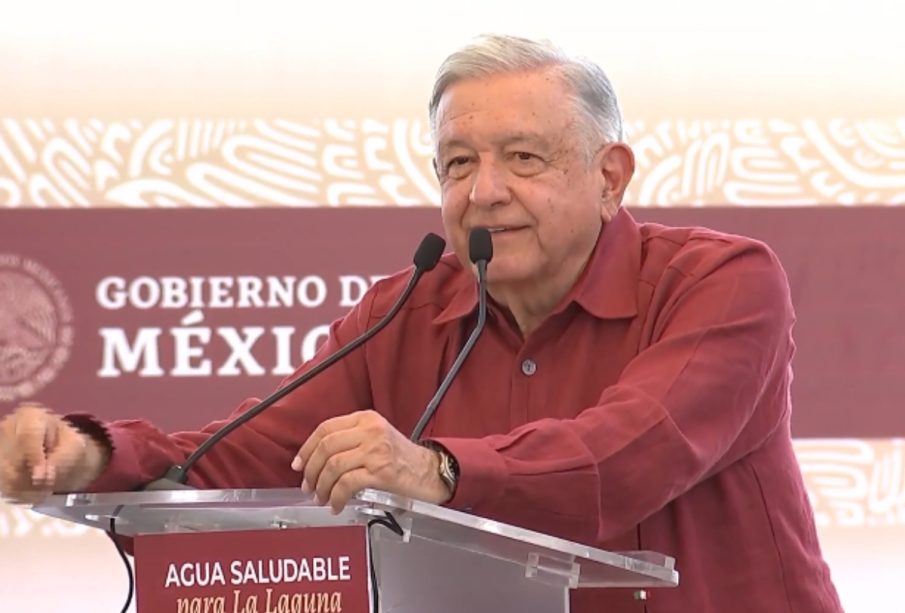 Felicita AMLO a los padres en su día