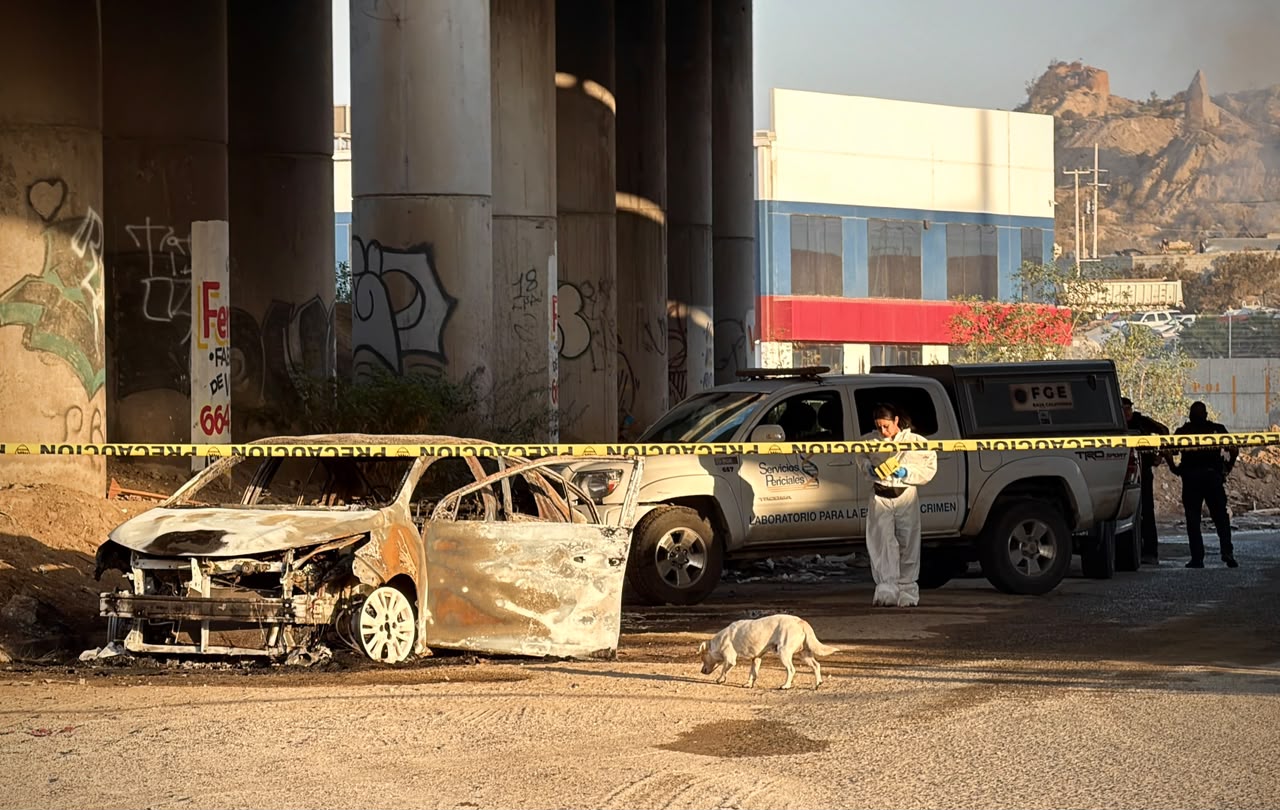TIJUANA: Hallan auto calcinado con dos cuerpos bajo el puente La Encantada, en el Corredor 2000