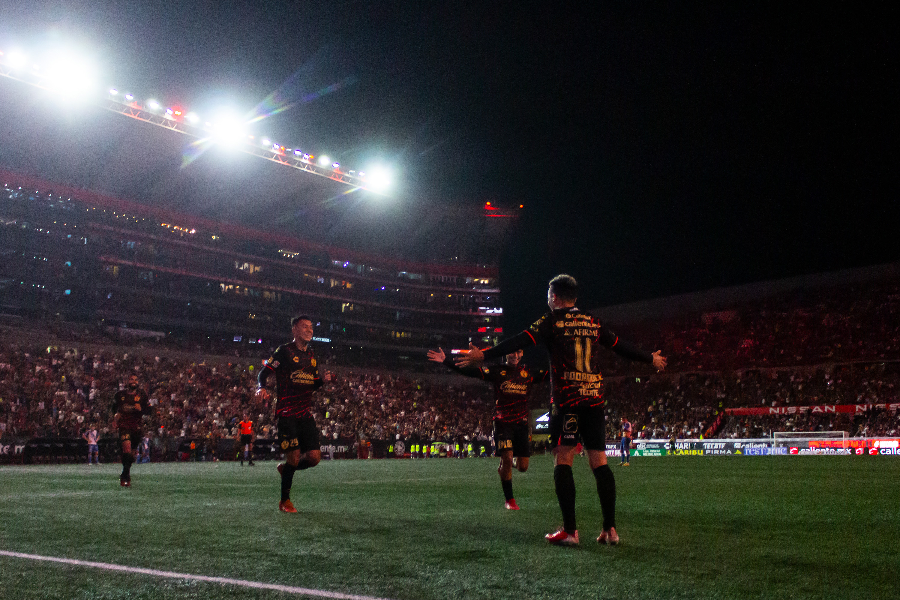 Noche de goles en el Estadio Caliente.