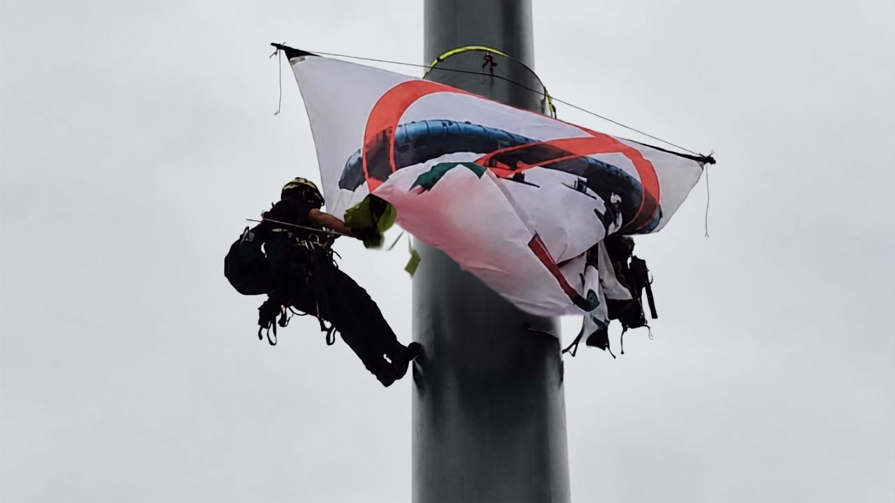 [VIDEO] Activistas de Greenpeace escalan asta del Zócalo contra planta de amoniaco en Topolobampo